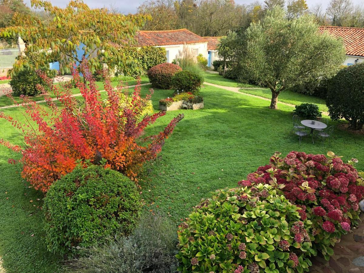 L'Enclos Bleu, Gite - Marais Poitevin Avec Piscine Chauffee Chaille-Les-Marais Exterior photo