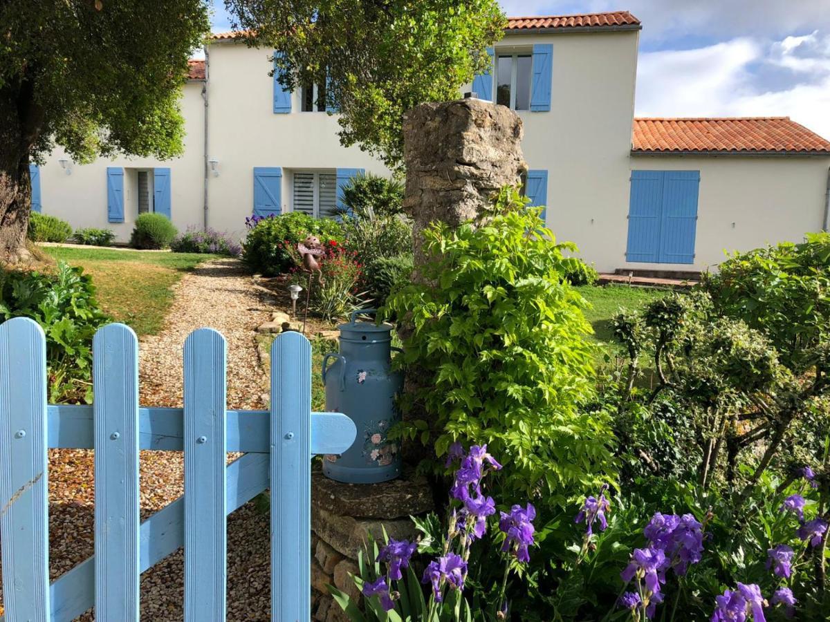L'Enclos Bleu, Gite - Marais Poitevin Avec Piscine Chauffee Chaille-Les-Marais Exterior photo
