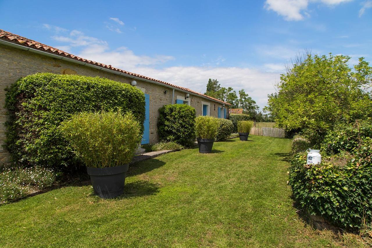 L'Enclos Bleu, Gite - Marais Poitevin Avec Piscine Chauffee Chaille-Les-Marais Exterior photo