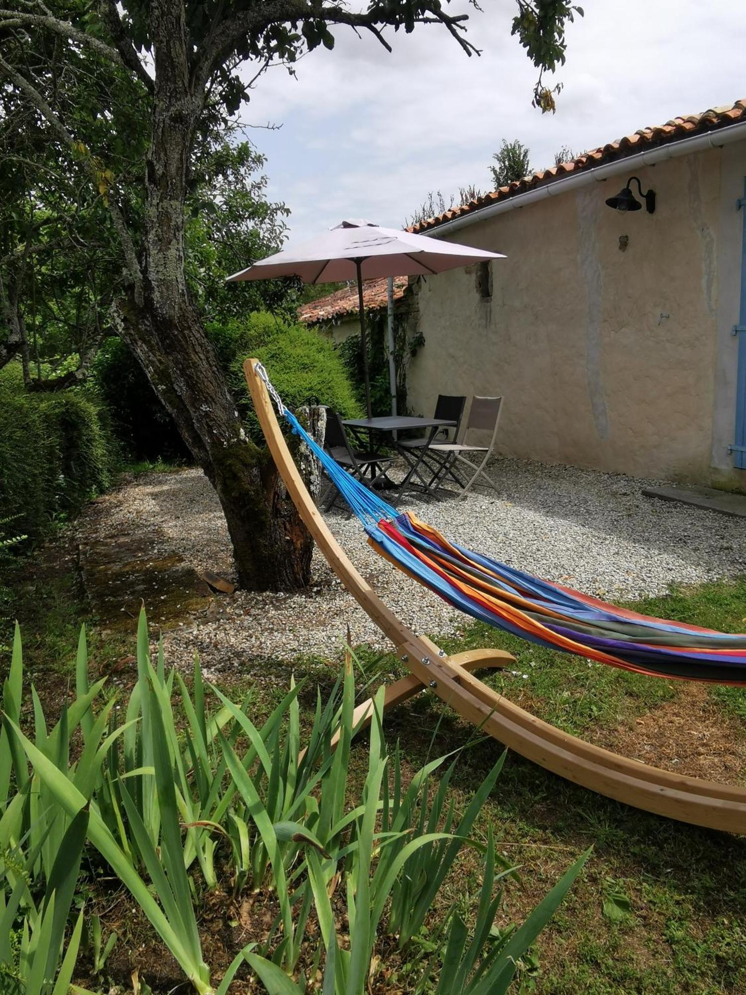 L'Enclos Bleu, Gite - Marais Poitevin Avec Piscine Chauffee Chaille-Les-Marais Exterior photo