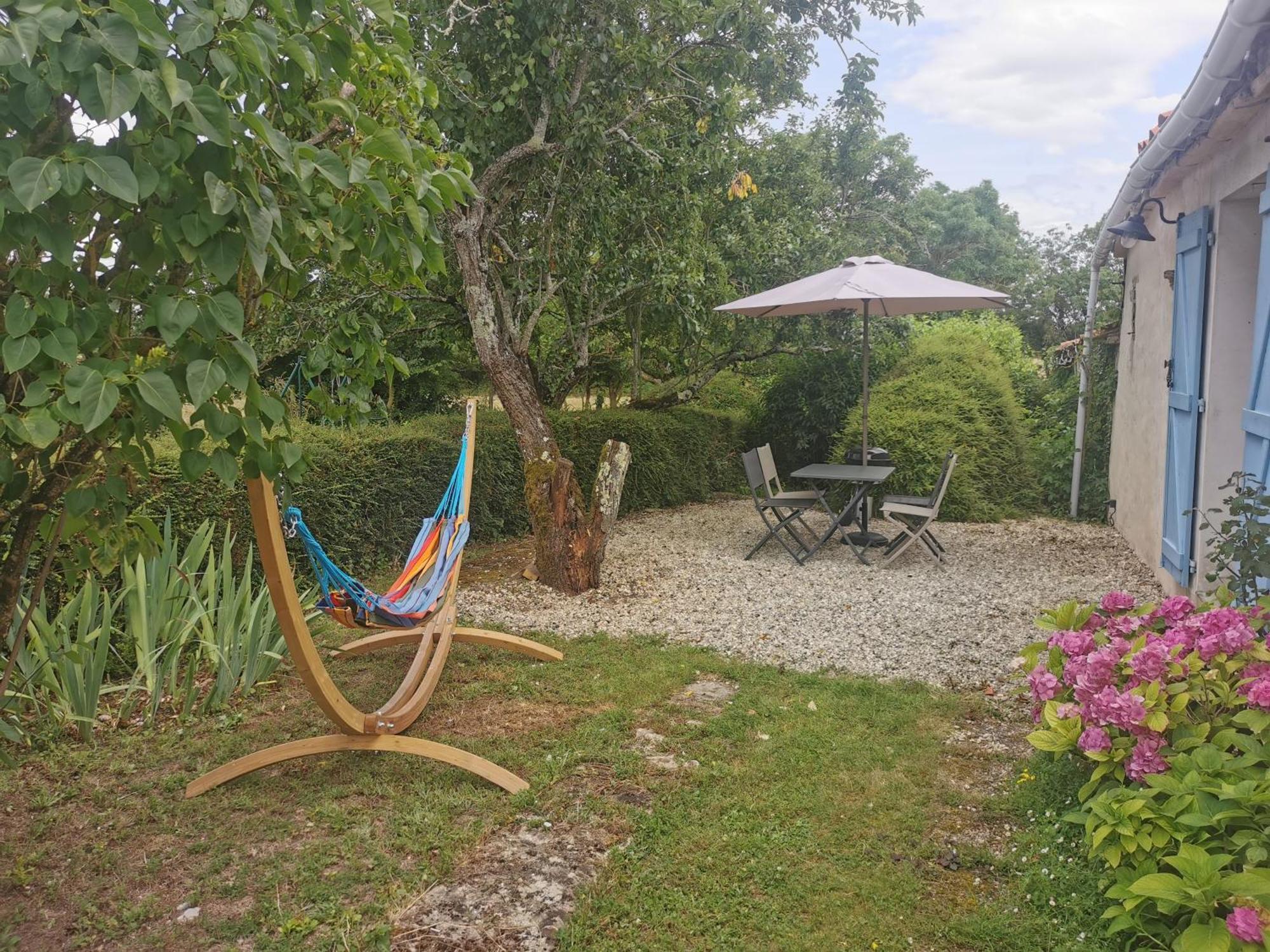 L'Enclos Bleu, Gite - Marais Poitevin Avec Piscine Chauffee Chaille-Les-Marais Exterior photo