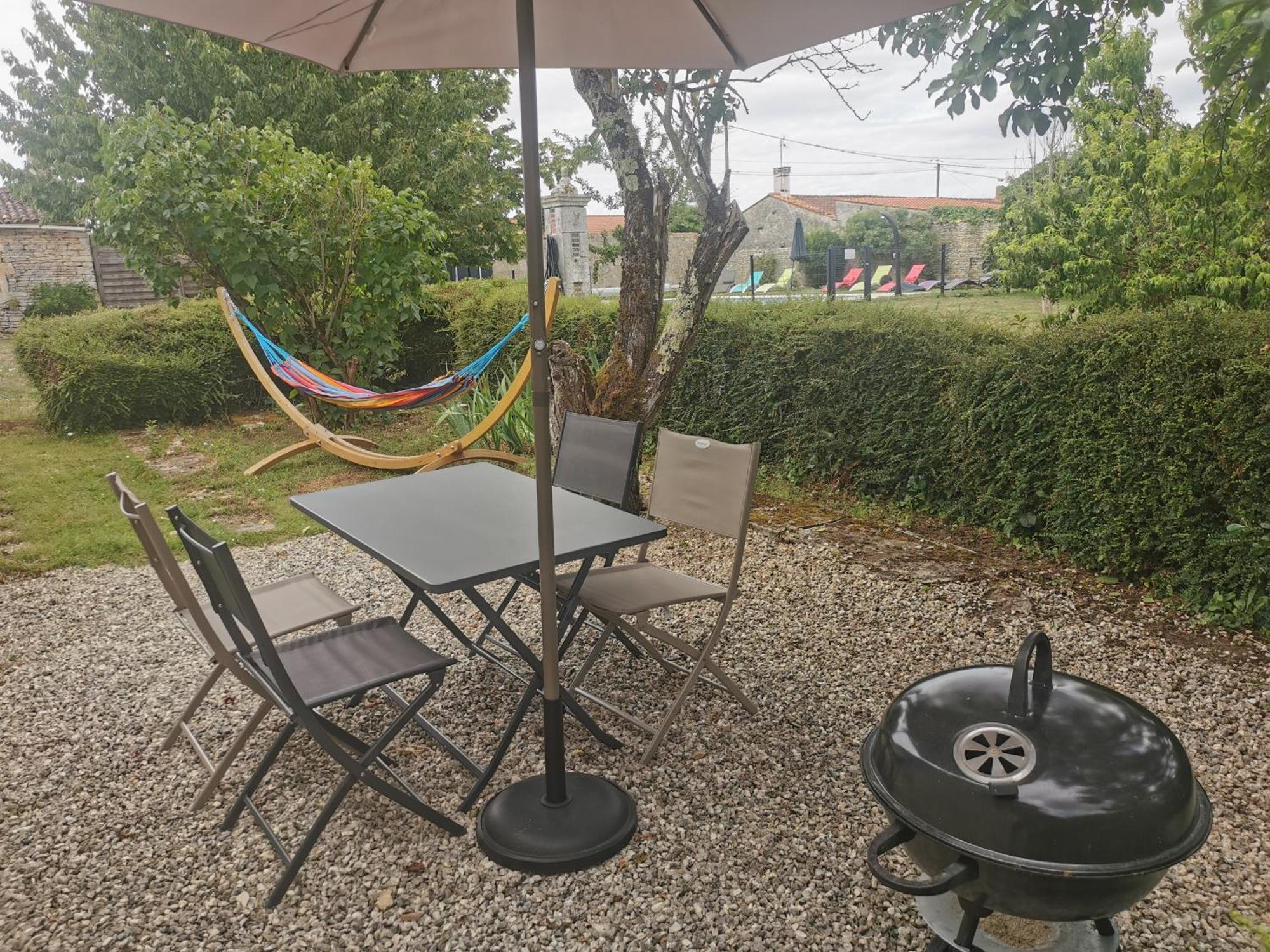L'Enclos Bleu, Gite - Marais Poitevin Avec Piscine Chauffee Chaille-Les-Marais Exterior photo