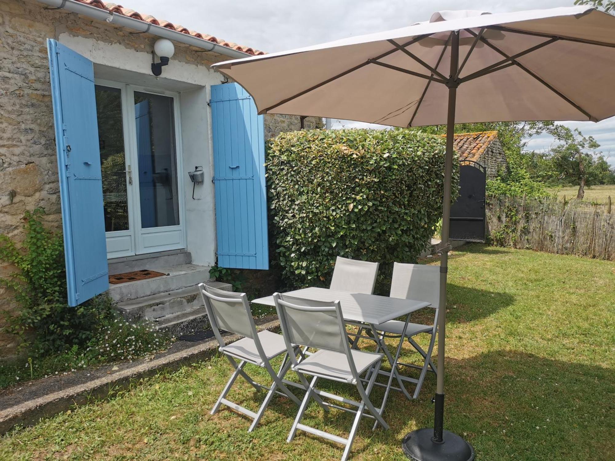 L'Enclos Bleu, Gite - Marais Poitevin Avec Piscine Chauffee Chaille-Les-Marais Exterior photo