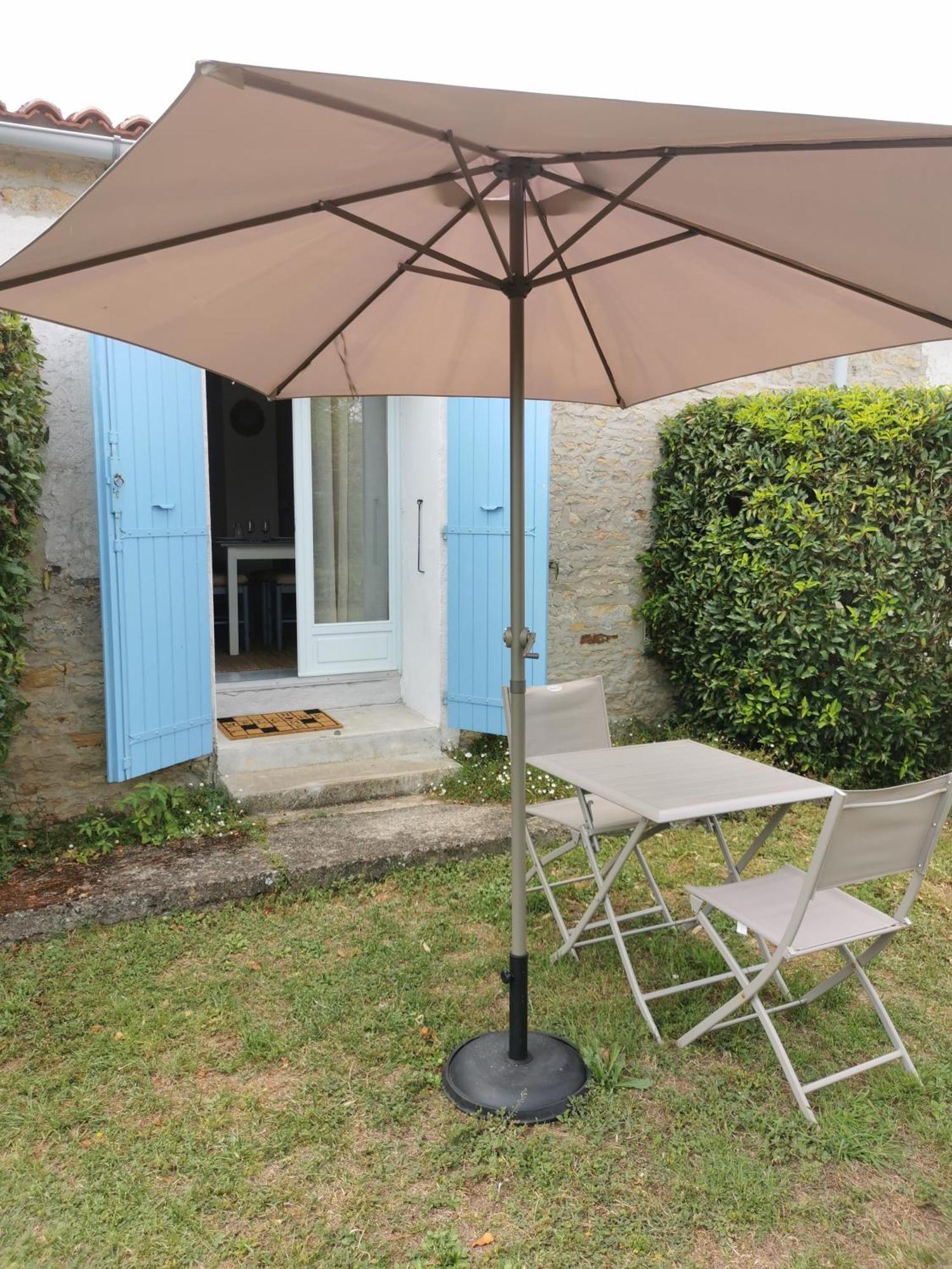 L'Enclos Bleu, Gite - Marais Poitevin Avec Piscine Chauffee Chaille-Les-Marais Exterior photo